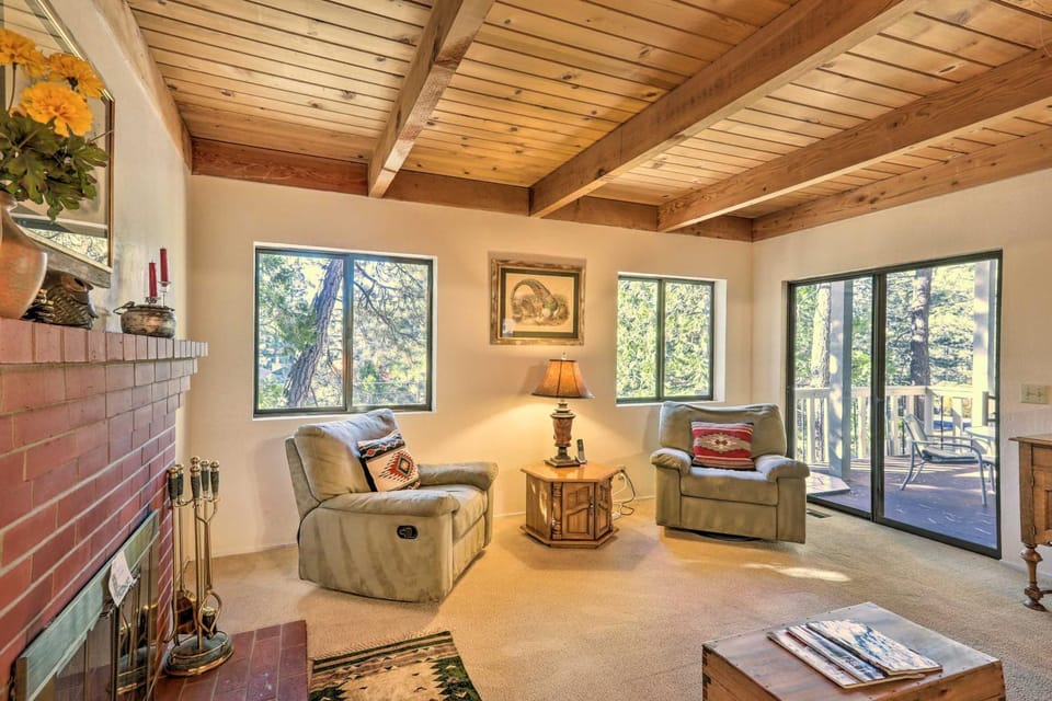 Rustic Family Cabin - Visit Donner Lake and Ski! Cabin in Donner Lake