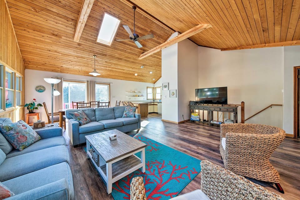 Bright Southern Shores Family Home < 1 Mi to Beach House in Southern Shores