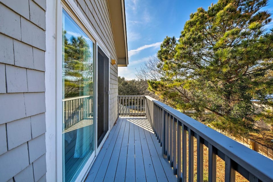 Bright Southern Shores Family Home < 1 Mi to Beach House in Southern Shores