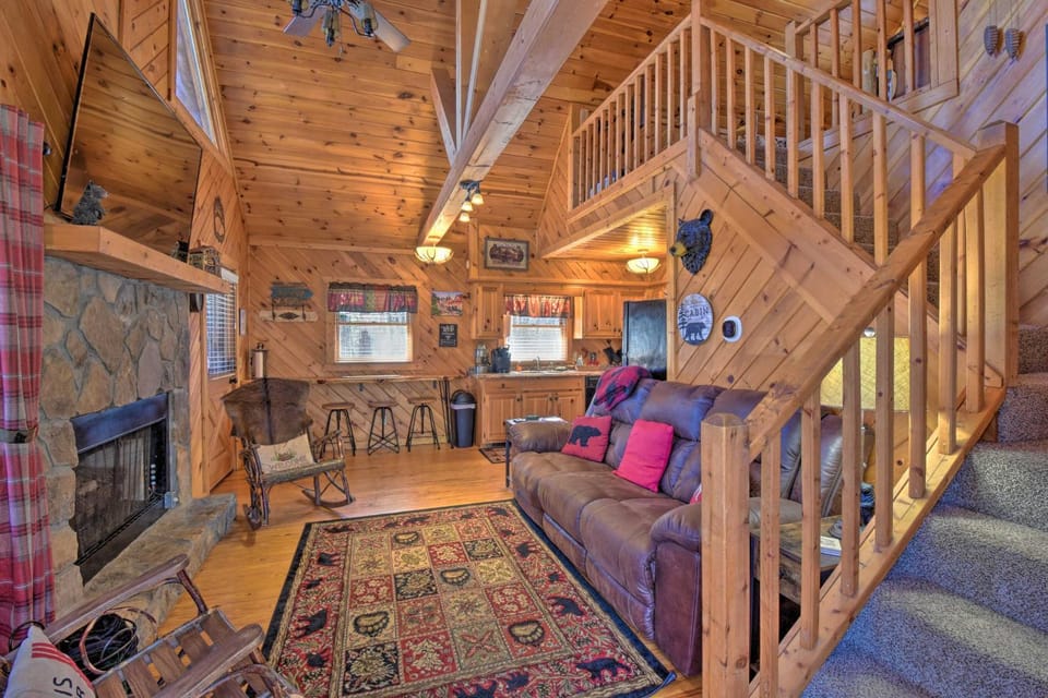 Helen Cabin w/ Deck & Hot Tub < 1/2 Mi to Main St Cabin in Helen