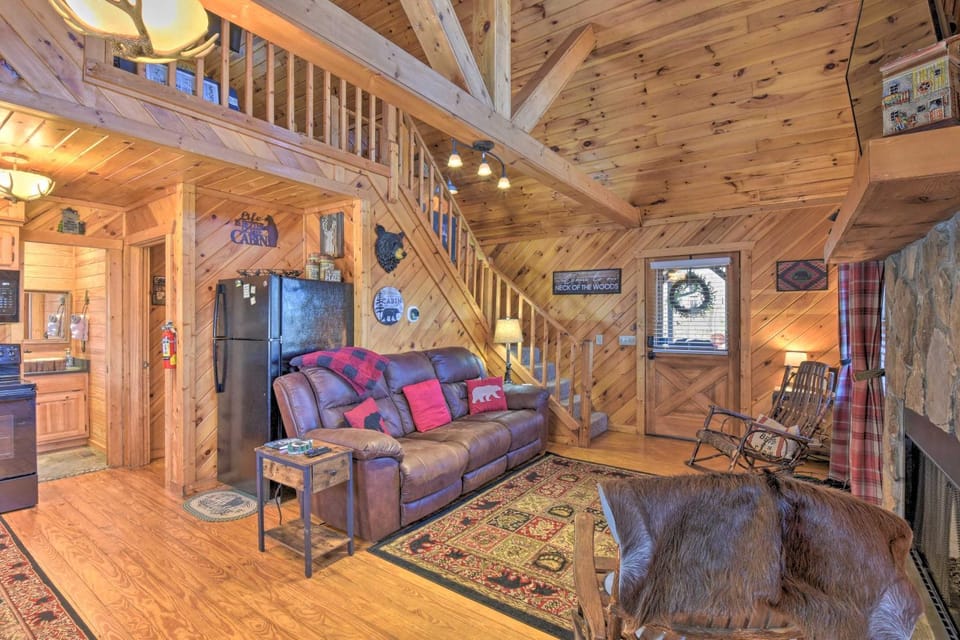 Helen Cabin w/ Deck & Hot Tub < 1/2 Mi to Main St Cabin in Helen