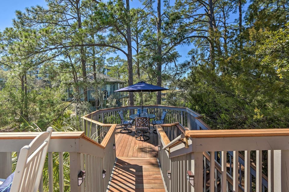 Walk to Harbour Town: Airy Treehouse w/ Bikes House in Hilton Head Island