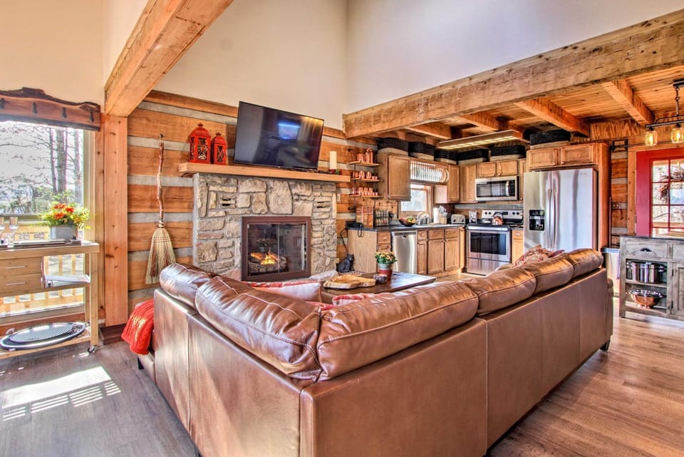 Panoramic-View Gatlinburg Cabin w/ Private Hot Tub Cabin in Gatlinburg