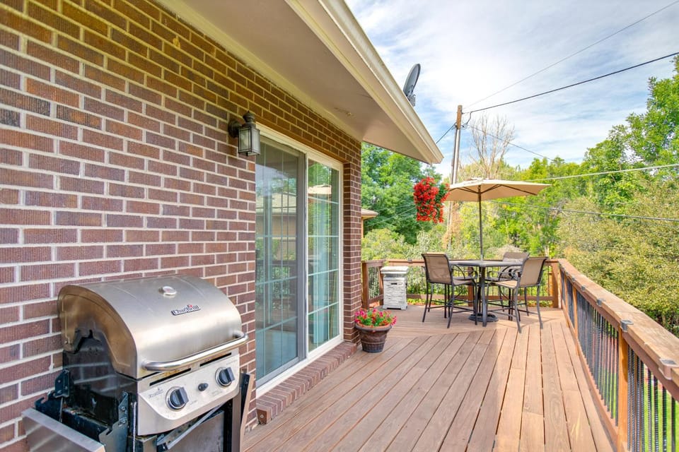 Modern Creekside Home: 9 Mi to Downtown Denver House in Lakewood