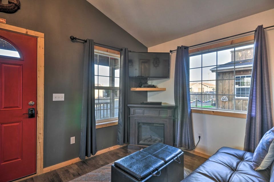 Coastal Retreat in Long Beach: Walk to Attractions Apartment in Long Beach