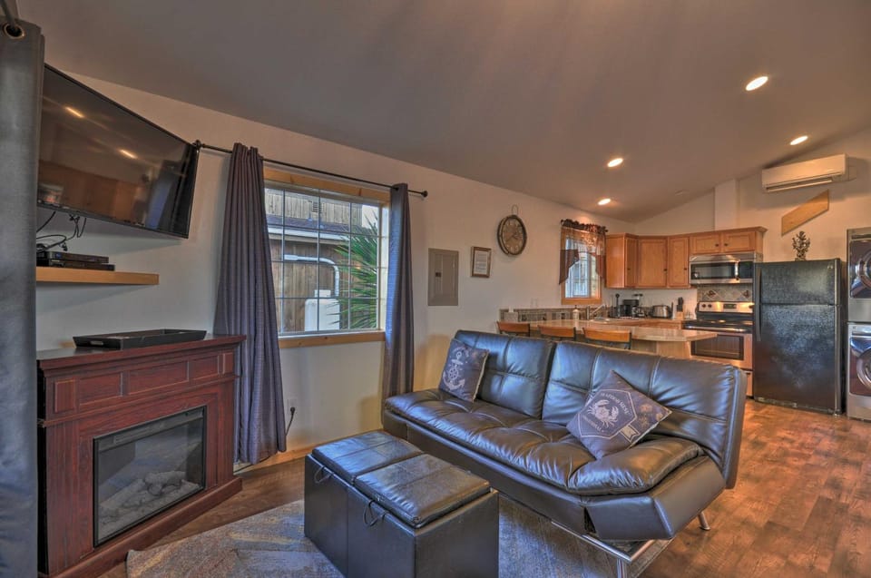 Coastal Retreat in Long Beach: Walk to Attractions Apartment in Long Beach