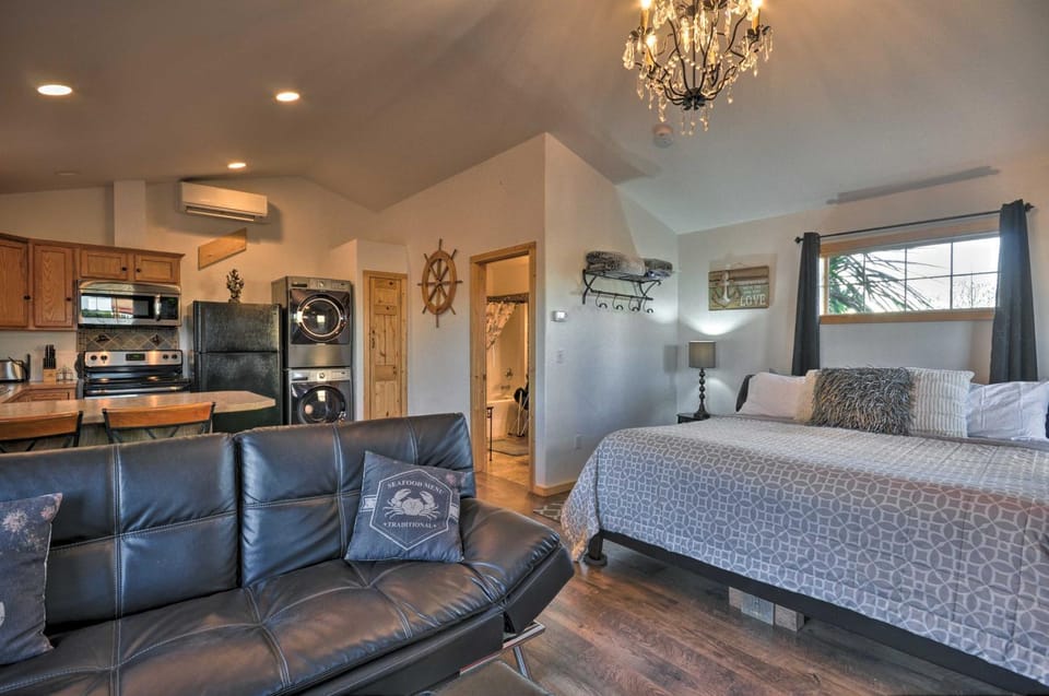 Coastal Retreat in Long Beach: Walk to Attractions Apartment in Long Beach