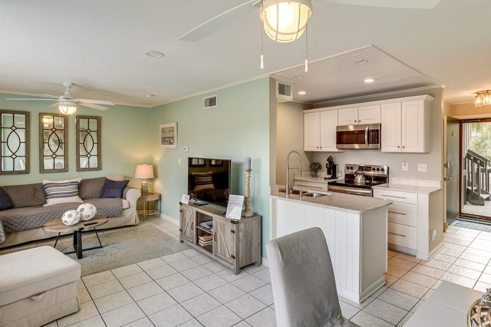 Golf Course Views! Couple's Retreat in Diamondhead House in Diamondhead