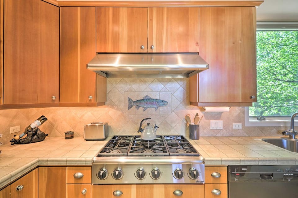 West Glacier Home w/ Majestic Mountain Views! House in Glacier National Park