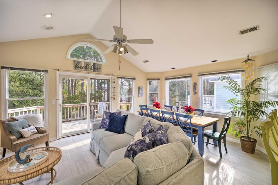 Coastal Home w/ Community Pool < 2 Miles to Beach! House in Corolla