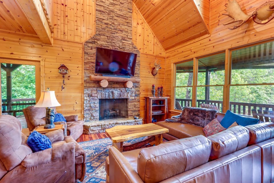 Ellijay Hideaway w/ Hot Tub, Views & Game Room! House in Georgia