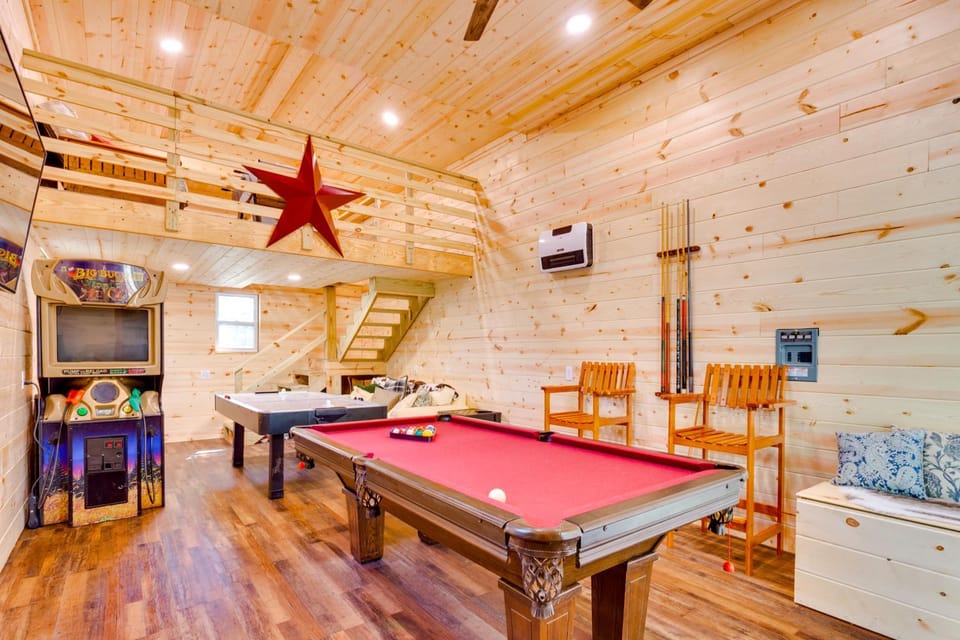 Ellijay Hideaway w/ Hot Tub, Views & Game Room! House in Georgia