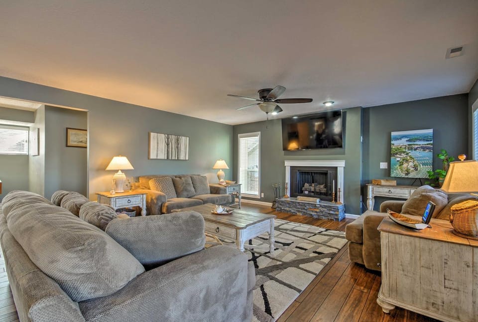 Bayview Lake House with Dock on Lake of the Ozarks House in Village Four Seasons