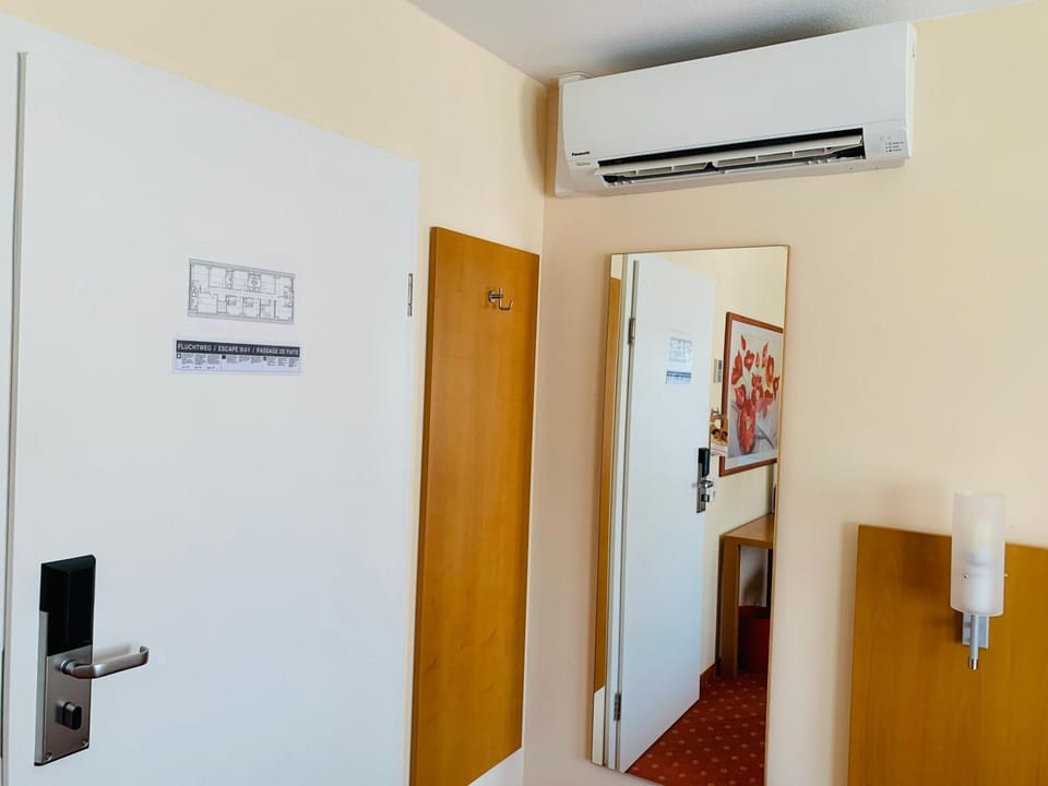 Photo of the whole room, air conditioner