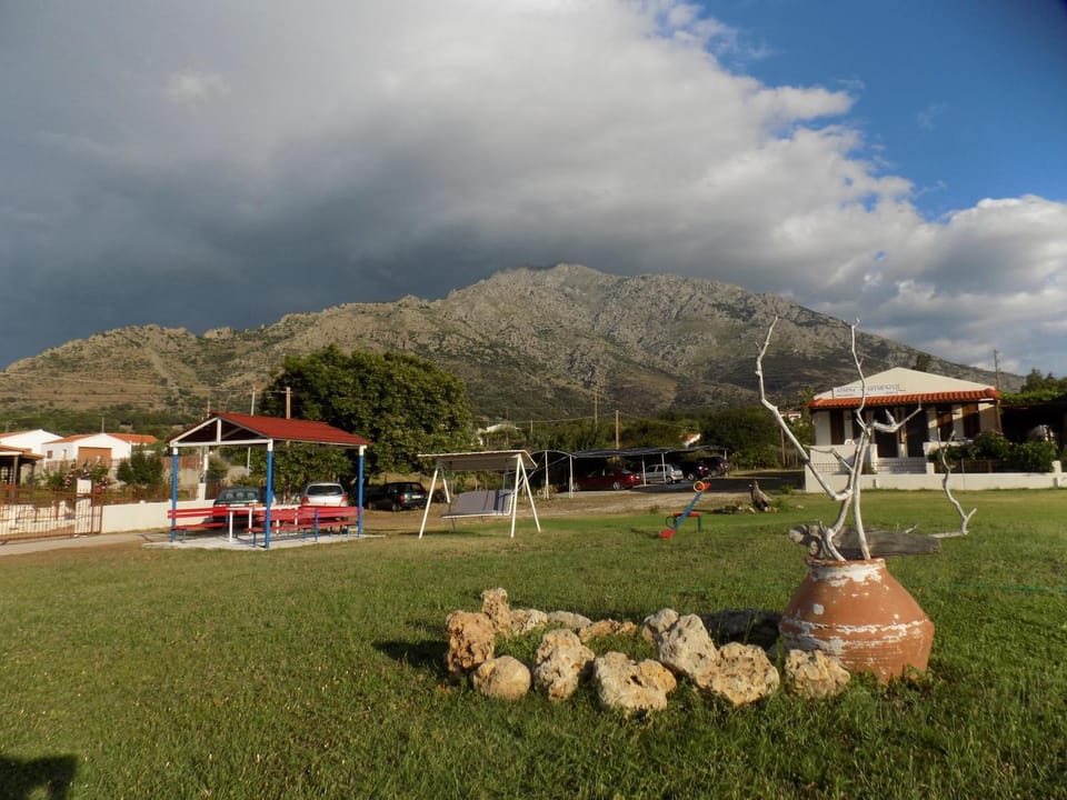Garden, Landmark view, Mountain view