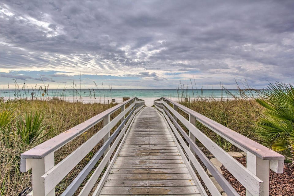 High-Rise PCB Condo w/ Oceanfront Views & Pool! House in Long Beach