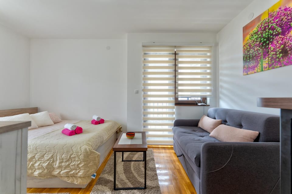 Bed, Photo of the whole room, Seating area, Bedroom