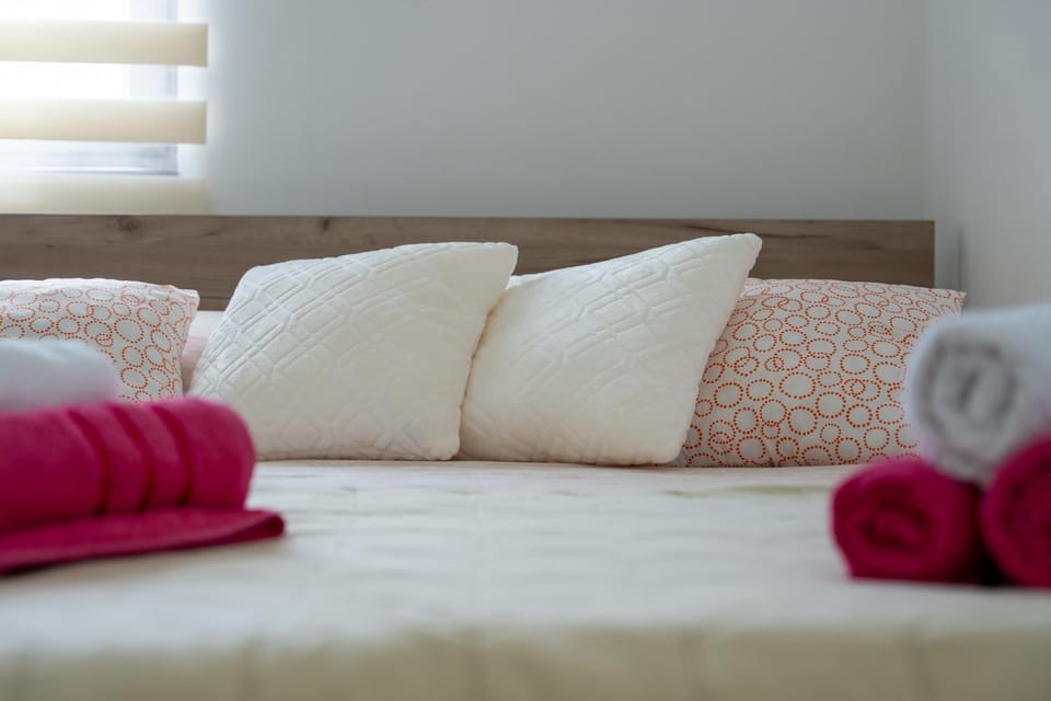 Bed, Bedroom, towels