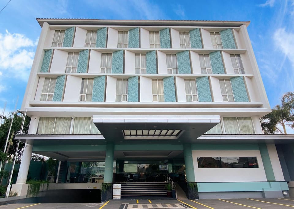 Property building, Facade/entrance, Day