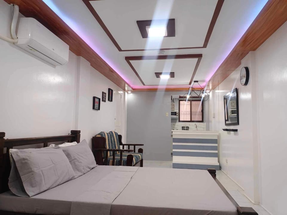 Bed, Seating area, air conditioner
