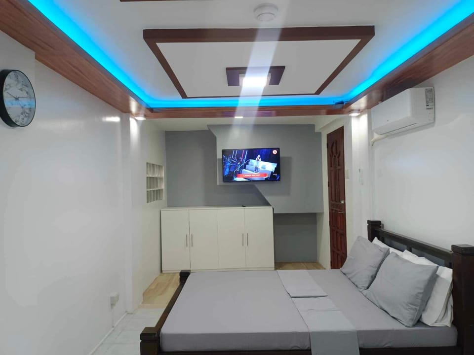 Bed, TV and multimedia, Bedroom, wardrobe, air conditioner