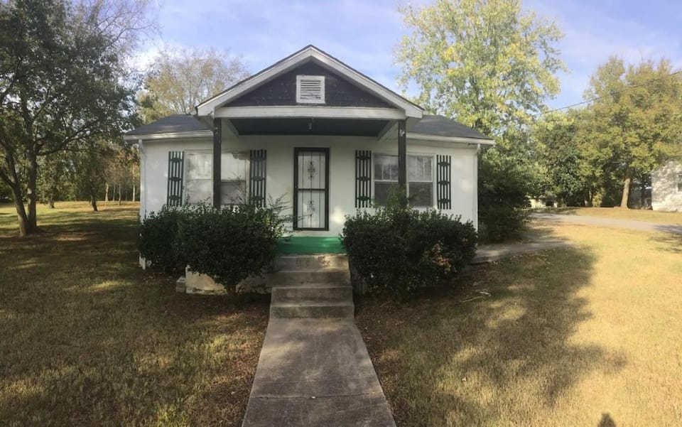 Charming 3-Bed, 1,5 Bath Home - Entire Space Just for You! House in Goodlettsville