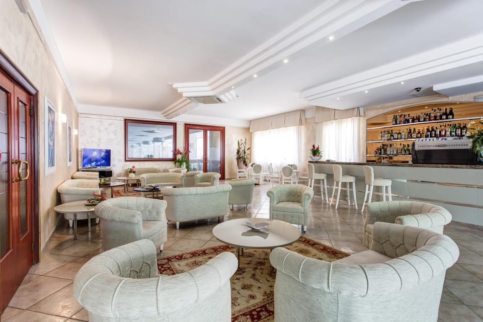 Communal lounge/ TV room, Spring, Day, Summer, Karaoke, Lobby or reception, Lounge or bar, Evening entertainment, On site, Drinks, Alcoholic drinks, Non alcoholic drinks