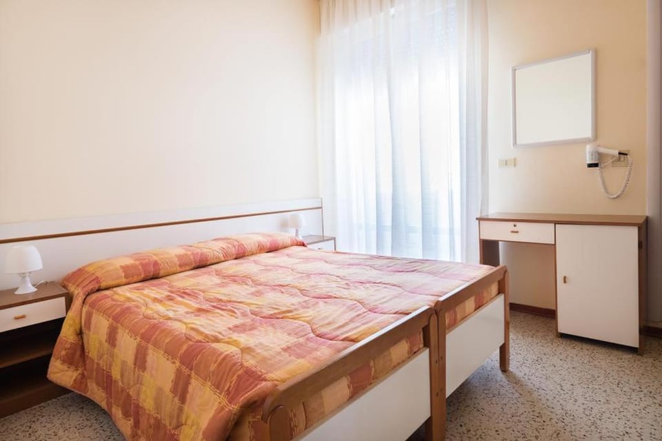 Shower, Toilet, Property building, People, People, Bathroom, TV and multimedia, Balcony/Terrace, Bedroom, Pets, Pets, Family, Family