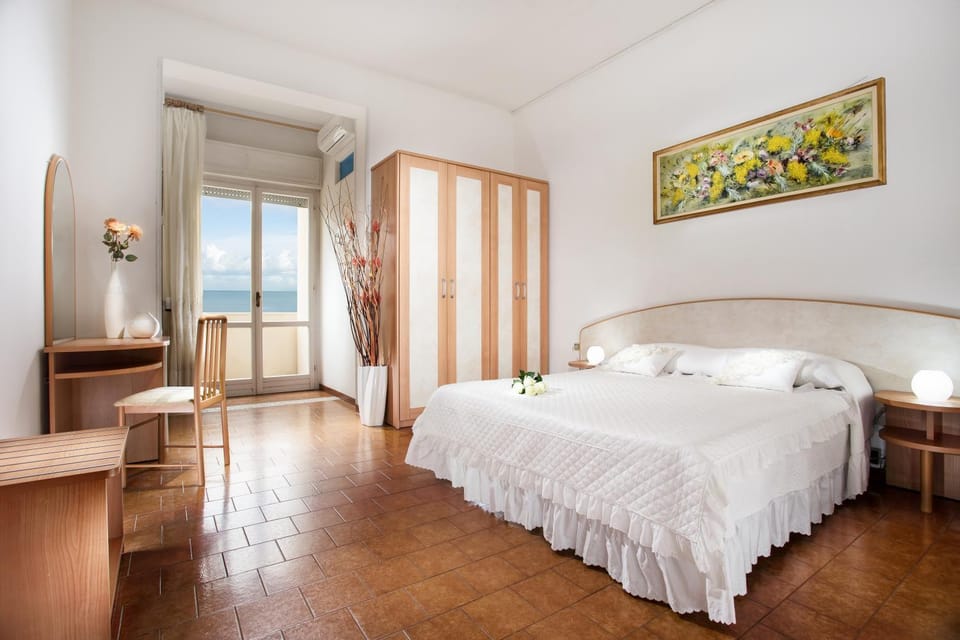 Shower, Toilet, Spring, Bed, Day, Summer, Bathroom, TV and multimedia, Balcony/Terrace, Photo of the whole room, Bedroom, On site, Pets, Pets, Sea view, Street view, cot, bunk bed