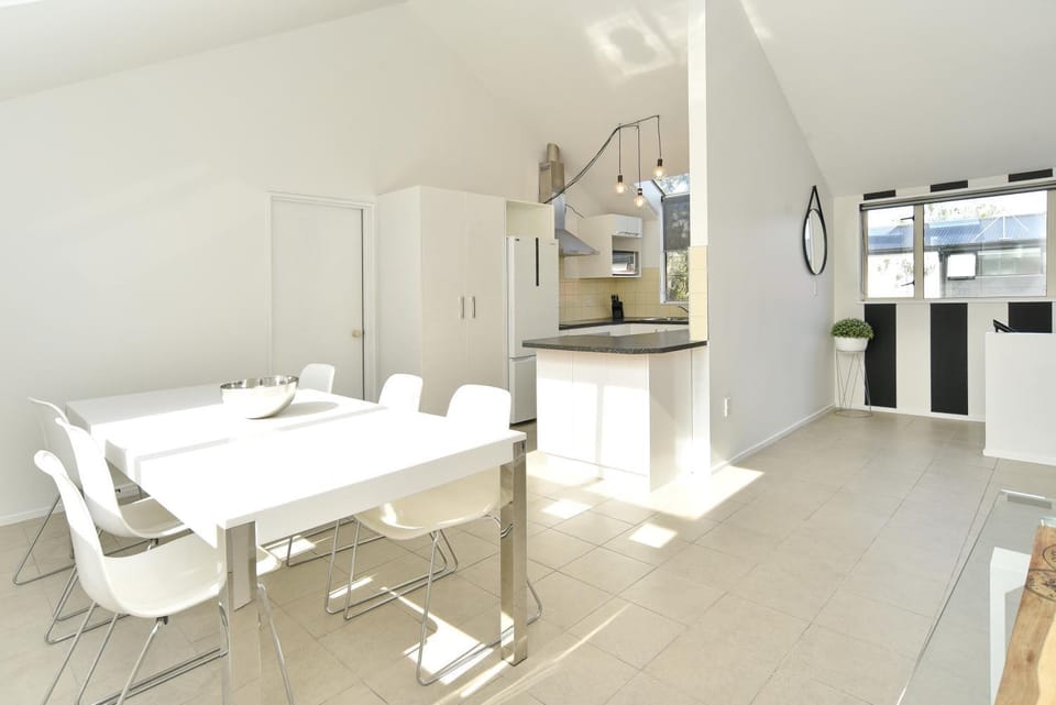 Kitchen or kitchenette, Seating area, Dining area
