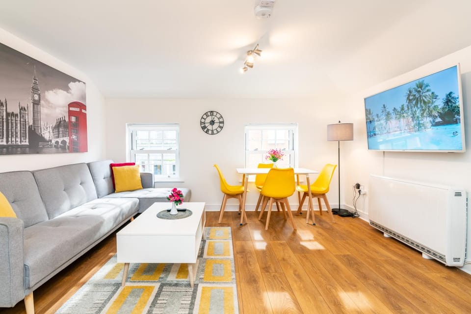 Living room, Seating area, Dining area, Entertainment