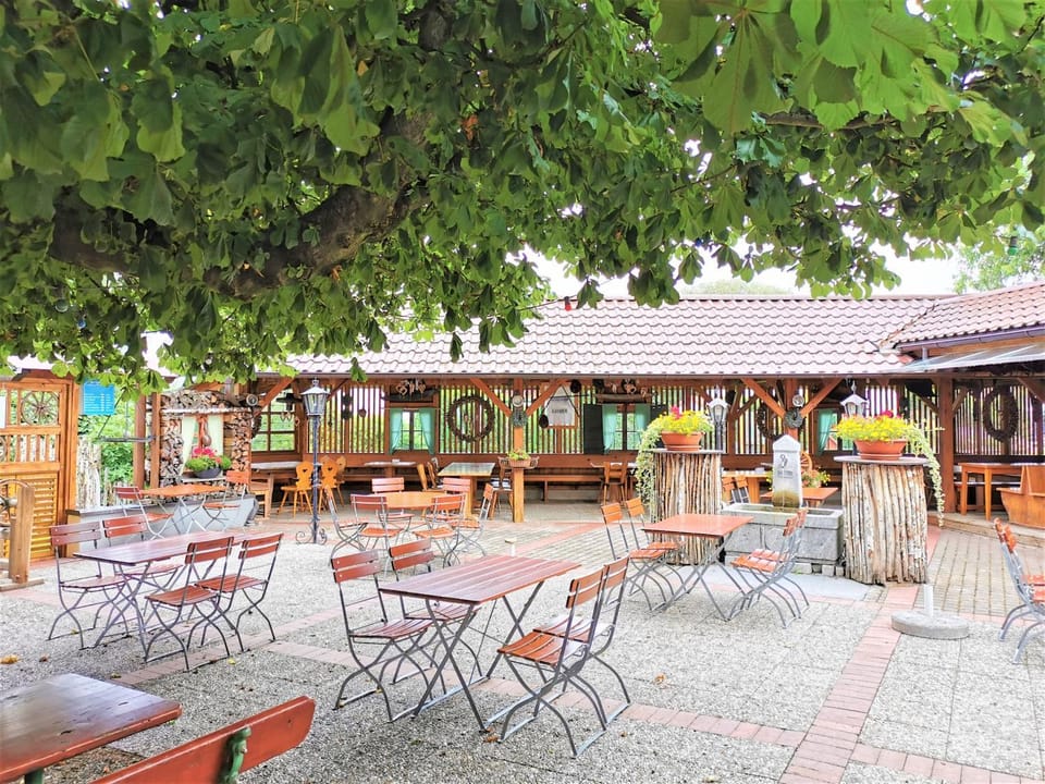 Restaurant/places to eat, Balcony/Terrace