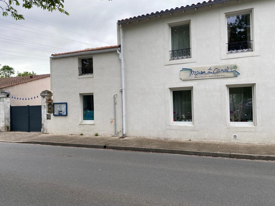 La Maison du Canal de Rompsay - 5 min de la Rochelle Bed and Breakfast in La Rochelle