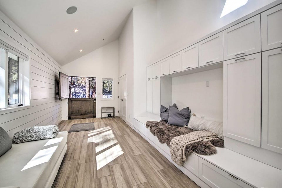 Half-Mi to Big Bear Lake: Modern Home w/ Deck House in Big Bear