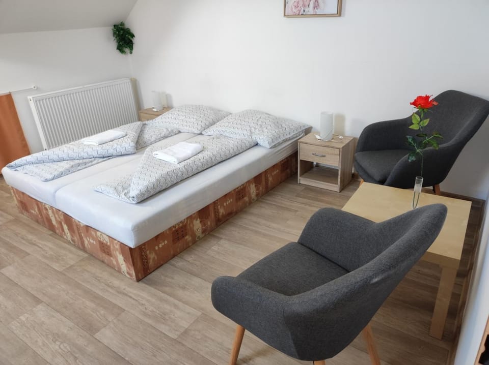 Bed, Photo of the whole room, Seating area, Bedroom
