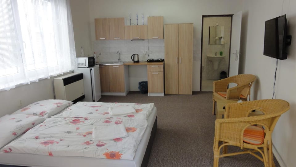 Kitchen or kitchenette, Photo of the whole room, Dining area, Communal kitchen