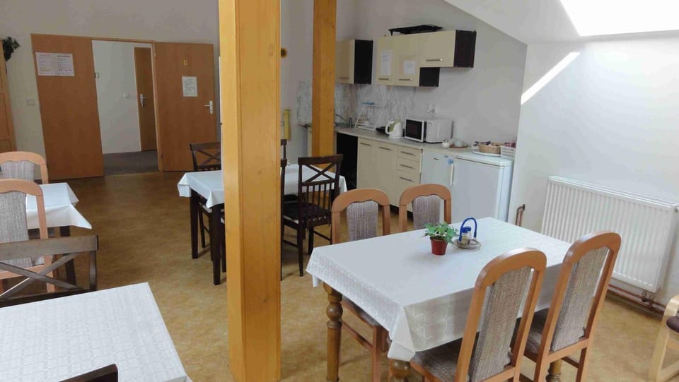 Communal lounge/ TV room, Coffee/tea facilities, Dining area, Communal kitchen, Meals