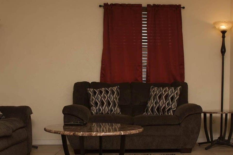 Less than 1 mile from Fort Sill 2 bedrooms! Apartment in Lawton