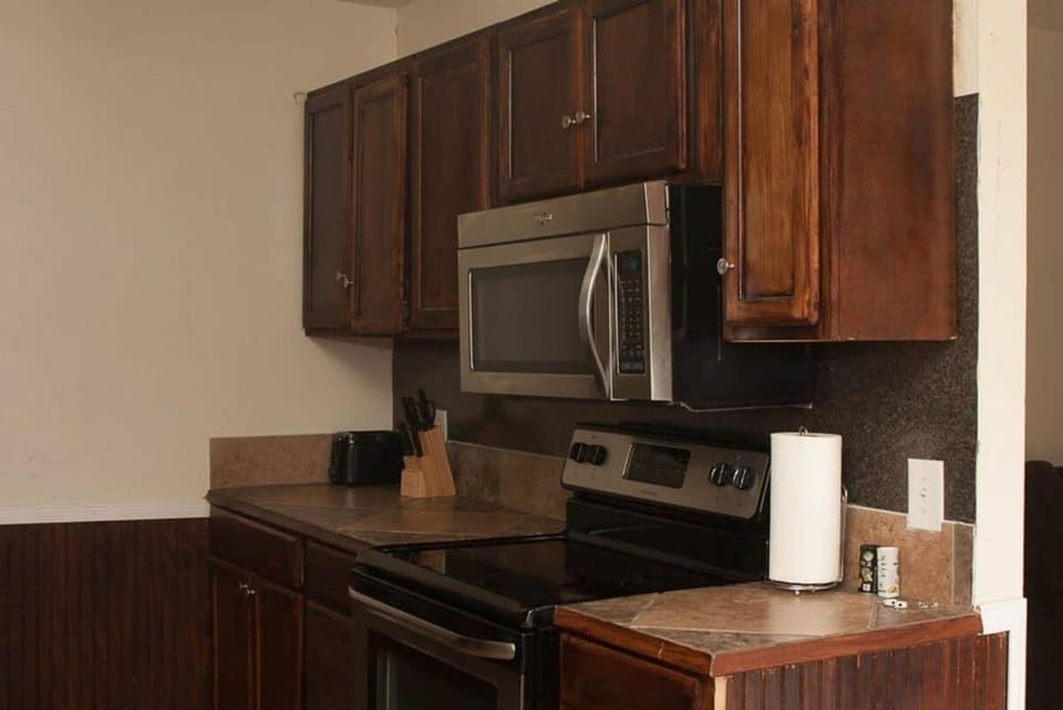 Less than 1 mile from Fort Sill 2 bedrooms! Apartment in Lawton