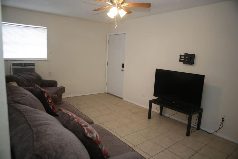 Conveniently Located Apartment Near the Fort Sill Entrance Gate! Apartment in Lawton