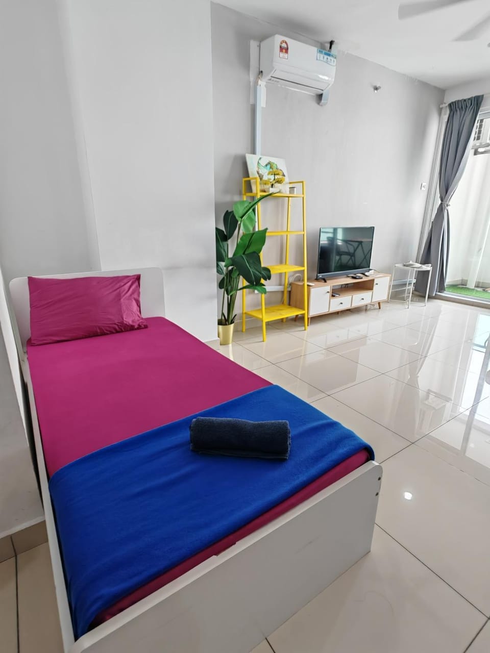 Bed, TV and multimedia, air conditioner