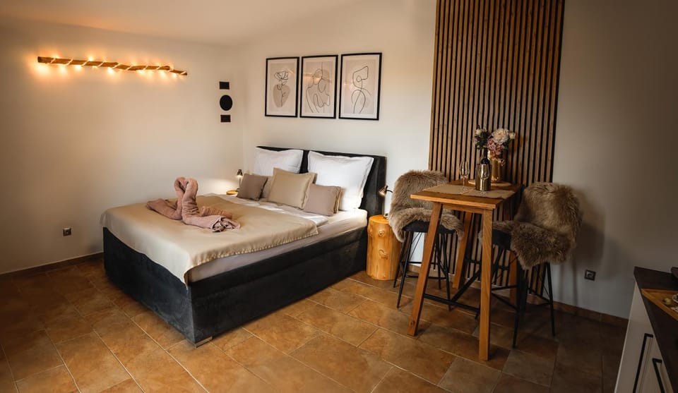 Photo of the whole room, Seating area, Bedroom