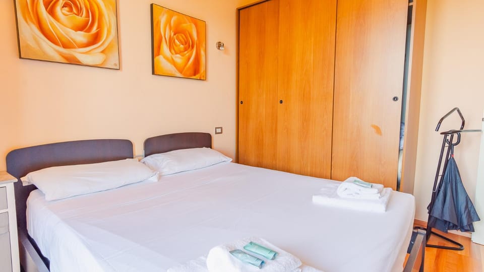 Bed, Photo of the whole room, Bedroom, wardrobe