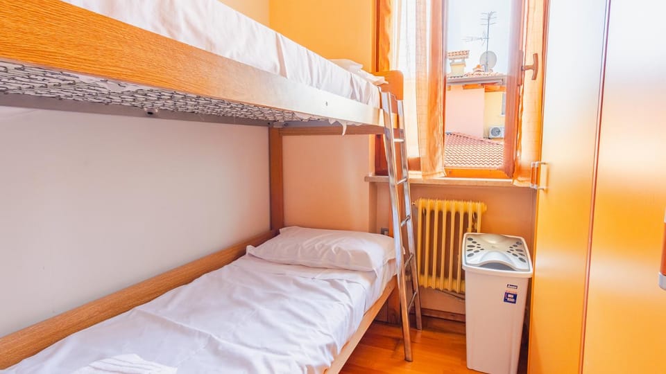 Photo of the whole room, Bedroom, bunk bed, internet