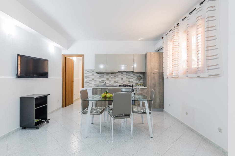 TV and multimedia, Kitchen or kitchenette, Dining area