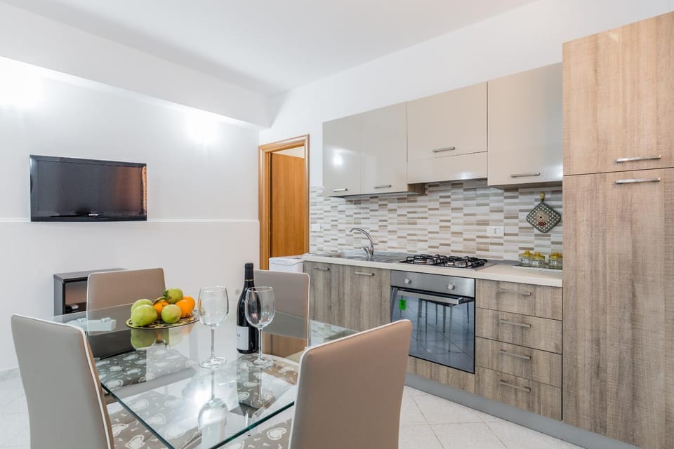 TV and multimedia, Kitchen or kitchenette, Dining area, oven, stove