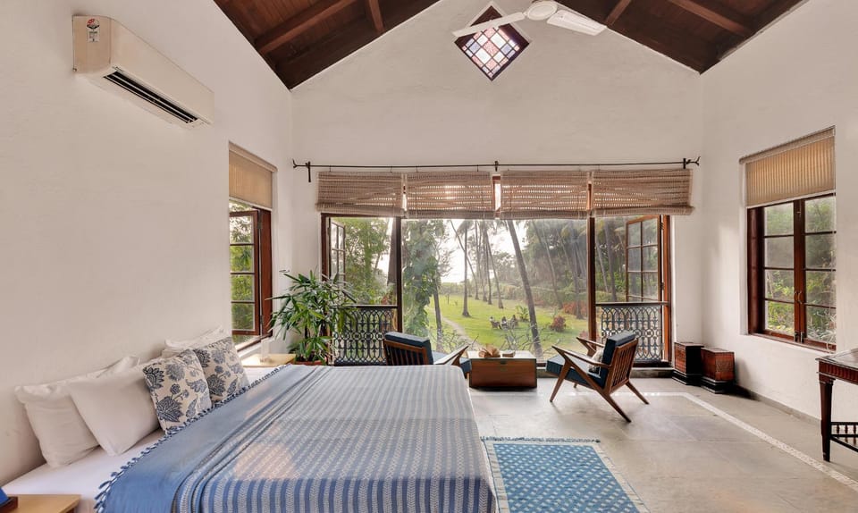 Bed, Photo of the whole room, Seating area, Bedroom