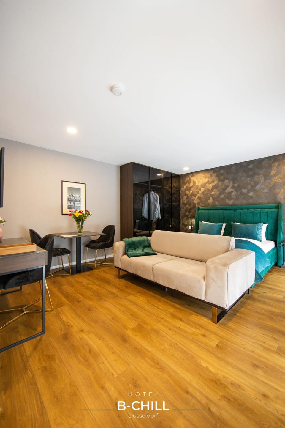 Bed, Coffee/tea facilities, Living room, Photo of the whole room, Seating area, Bedroom