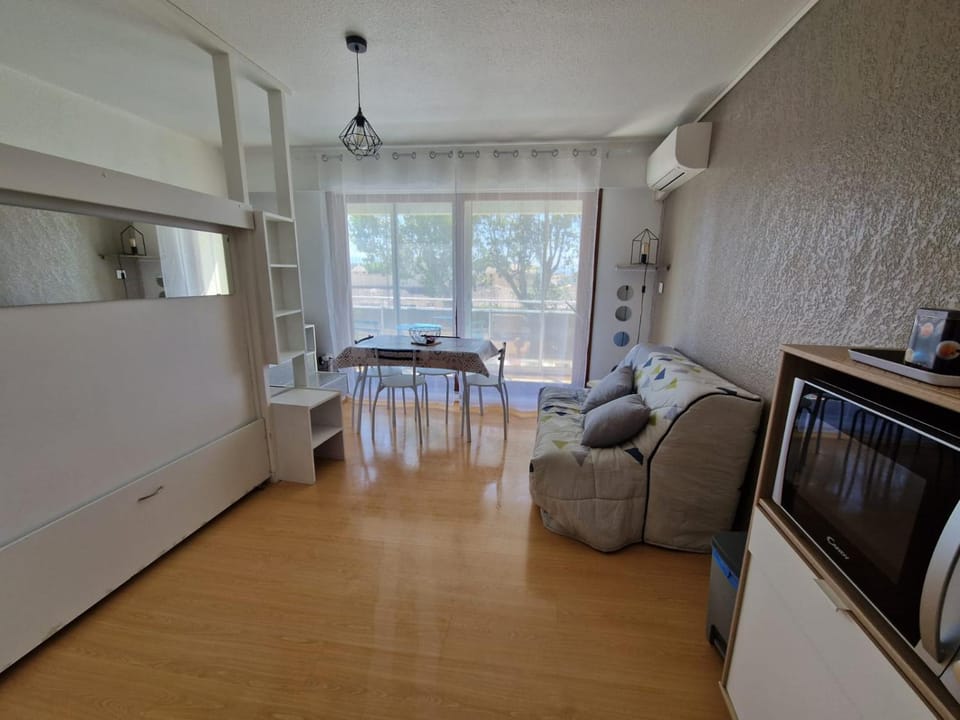 Studio cabine Canet Plage Parking Cabin in Canet-en-Roussillon