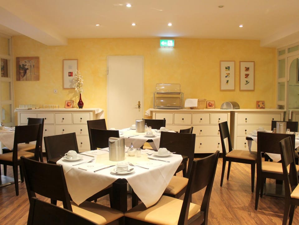 Restaurant/places to eat, Buffet breakfast
